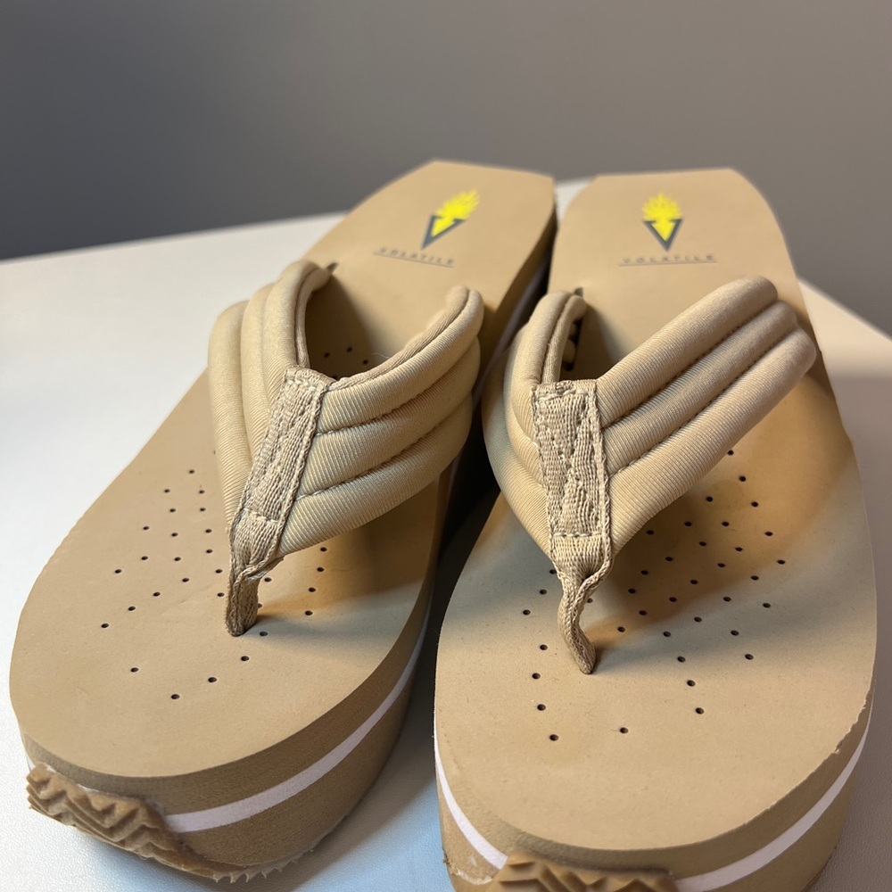 Women’s Volatile Tan Platform Flip Flops Sandals Size 7 - Picture 2 of 7